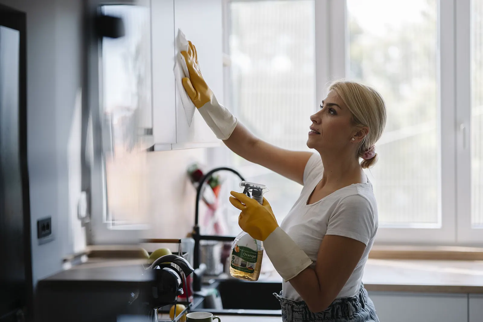 Keukenkasten worden schoongemaakt